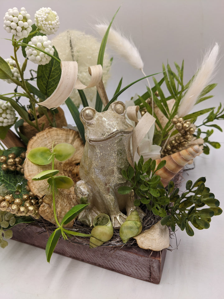 Sommergesteck Frosch Gräser weiss gold