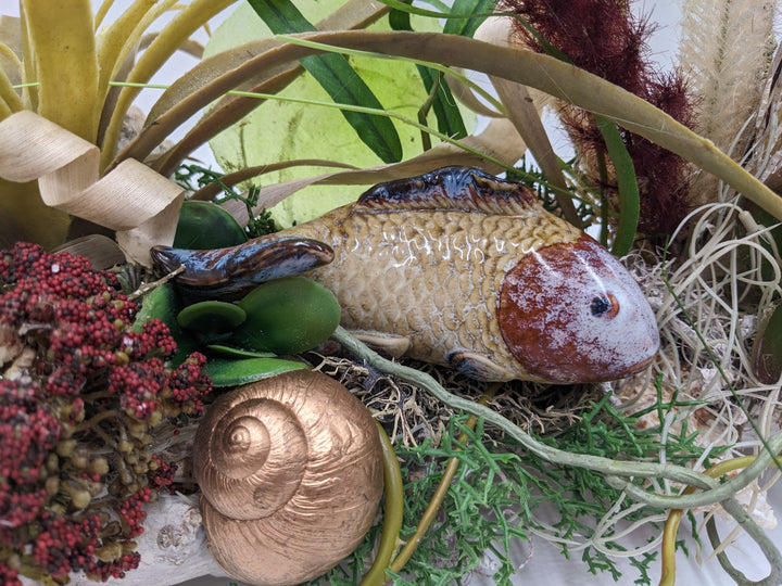 Sommergesteck Fisch Gräser Ast Sukkulenten maritim