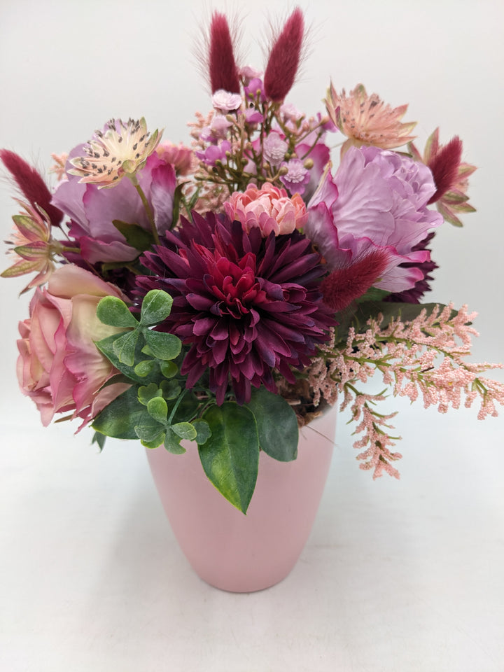 Sommergesteck Rosen Gräser lila rosa