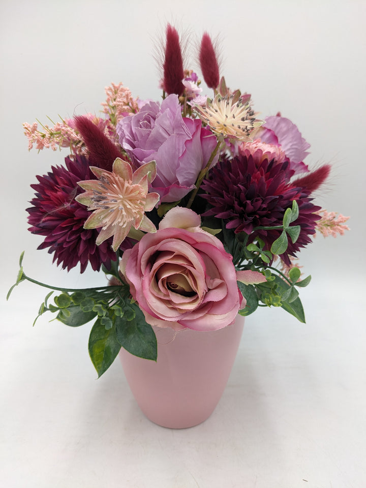 Sommergesteck Rosen Gräser lila rosa