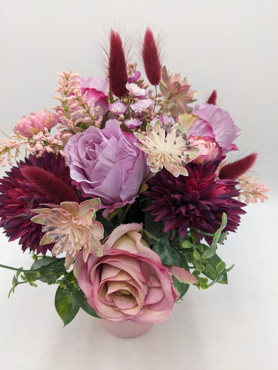 Sommergesteck Rosen Gräser lila rosa