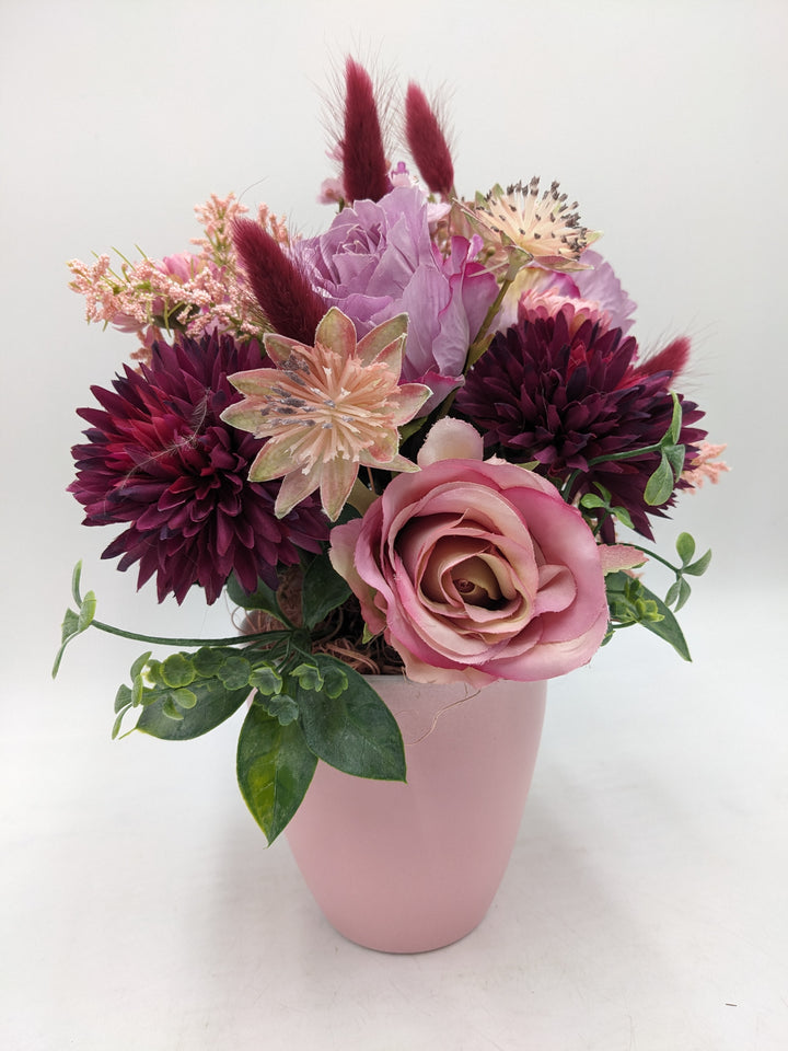 Sommergesteck Rosen Gräser lila rosa