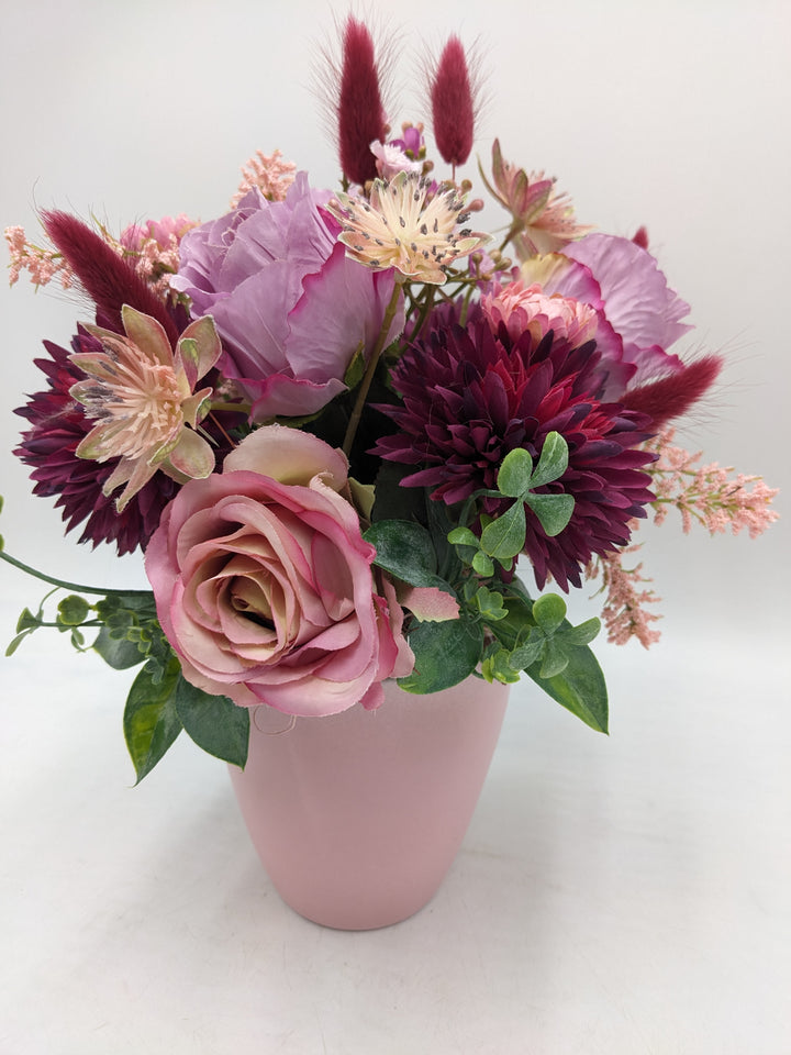 Sommergesteck Rosen Gräser lila rosa