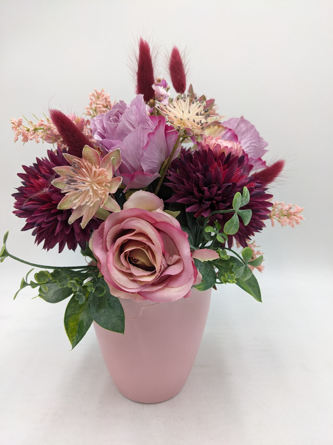 Sommergesteck Rosen Gräser lila rosa