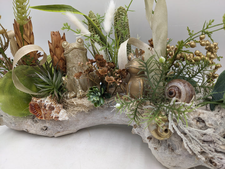 Sommergesteck Frösche Gräser Schnecke gold