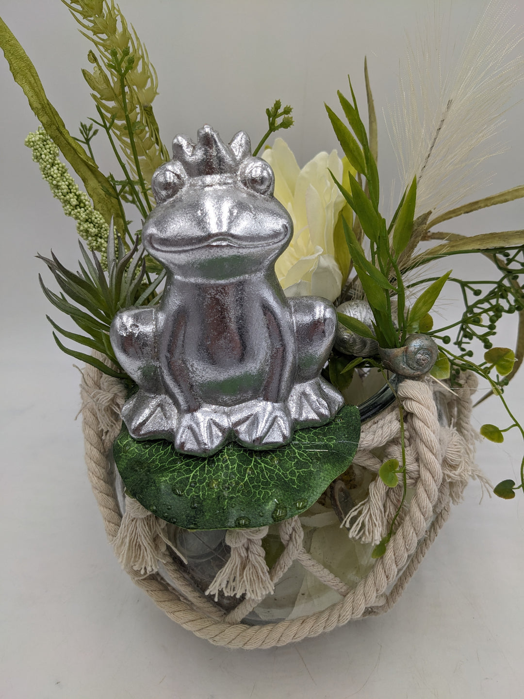 Sommergesteck zum aufhängen Frosch Seerosen silber weiss
