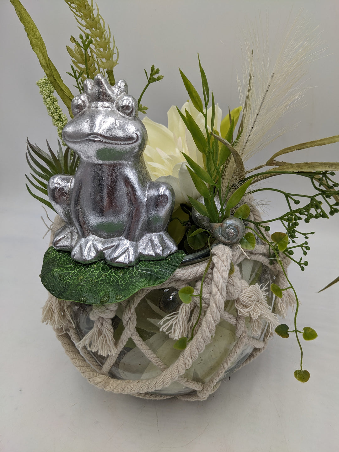 Sommergesteck zum aufhängen Frosch Seerosen silber weiss