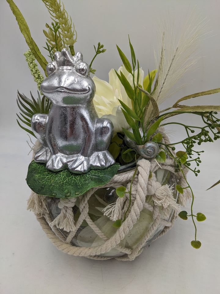 Sommergesteck zum aufhängen Frosch Seerosen silber weiss