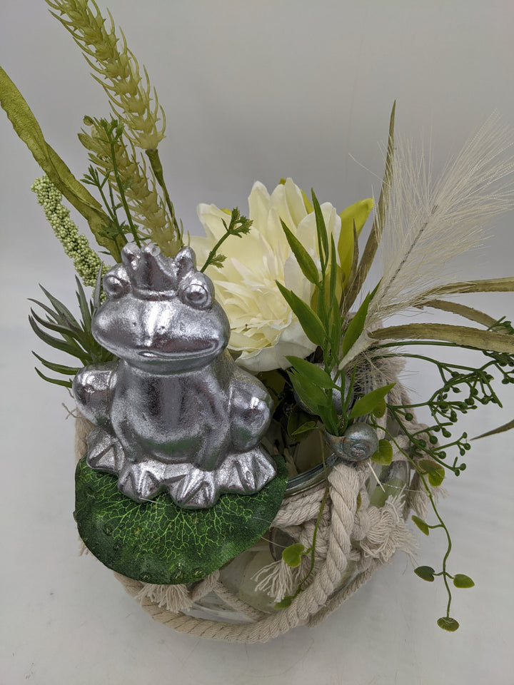 Sommergesteck zum aufhängen Frosch Seerosen silber weiss