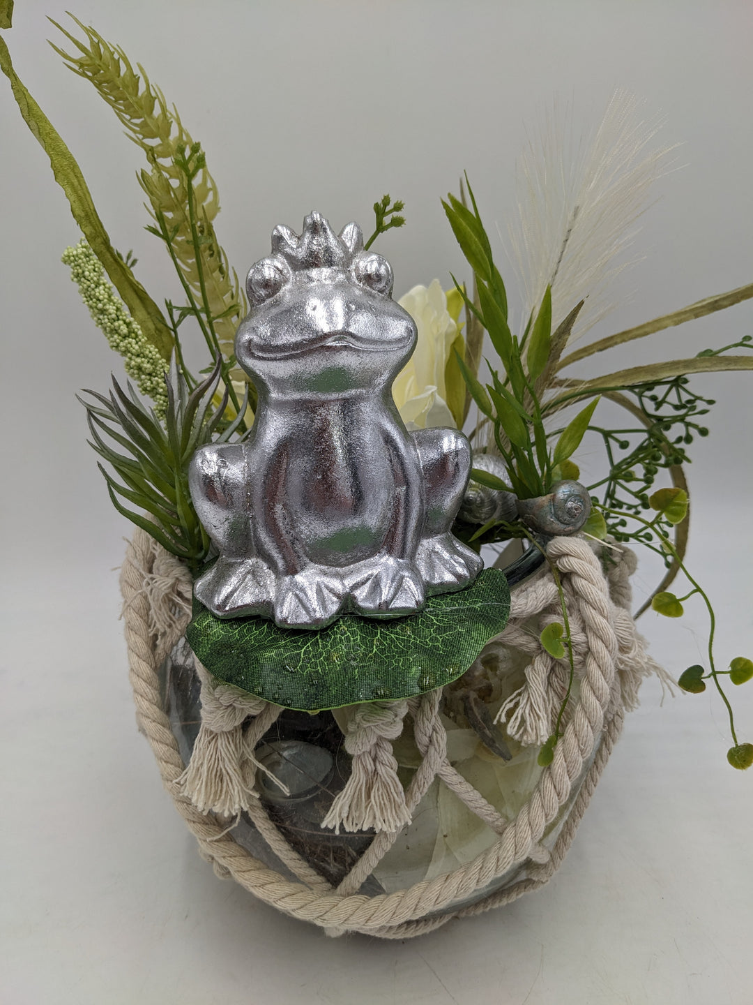 Sommergesteck zum aufhängen Frosch Seerosen silber weiss
