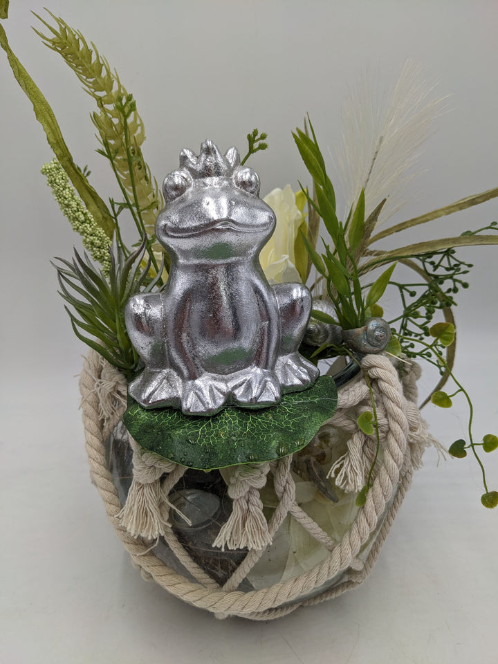 Sommergesteck zum aufhängen Frosch Seerosen silber weiss