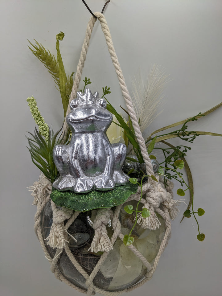 Sommergesteck zum aufhängen Frosch Seerosen silber weiss