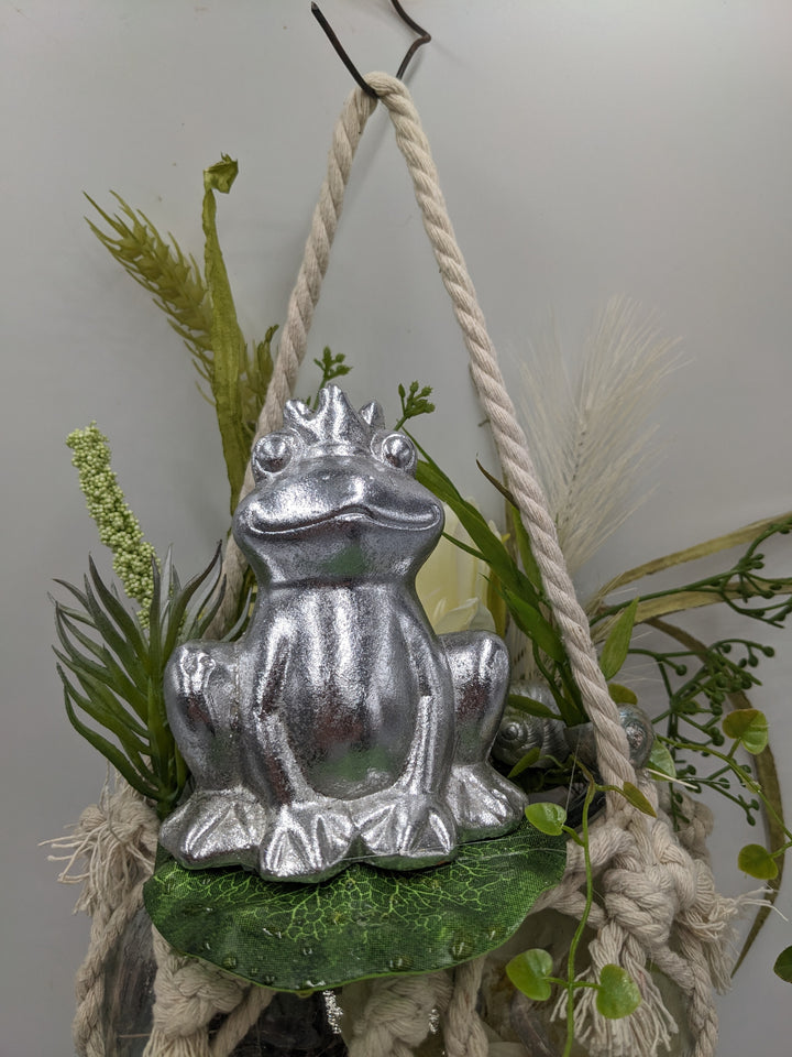 Sommergesteck zum aufhängen Frosch Seerosen silber weiss