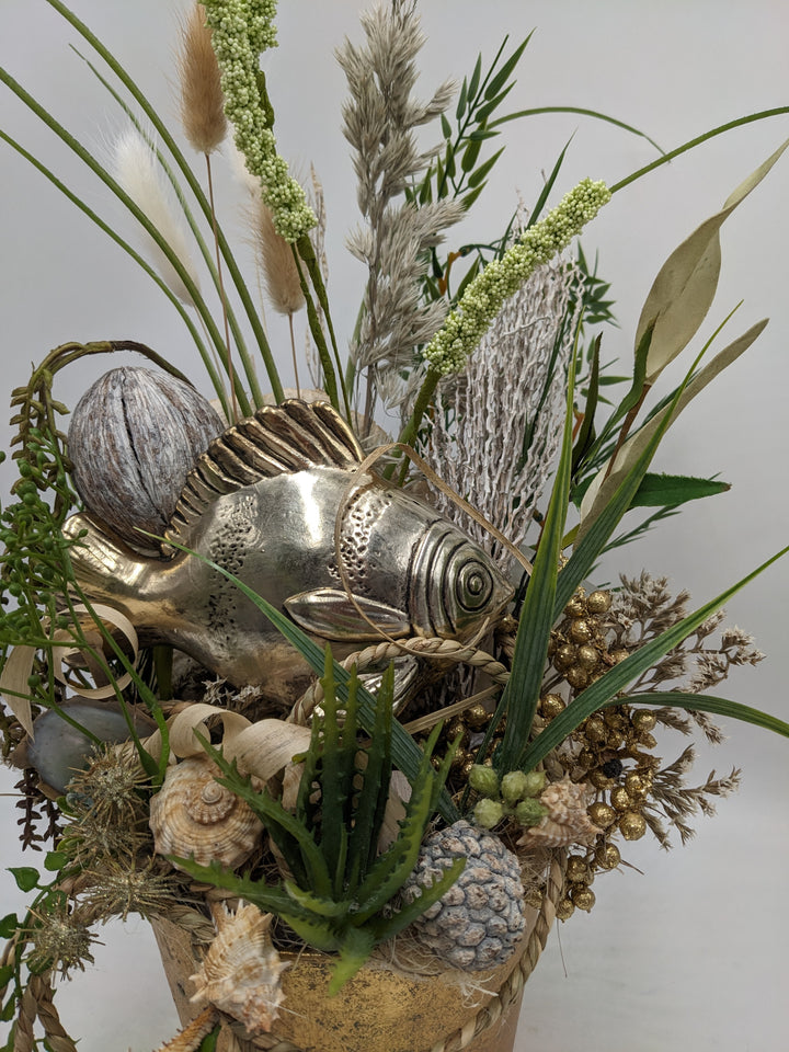 Sommergesteck maritim Fisch Gräser gold
