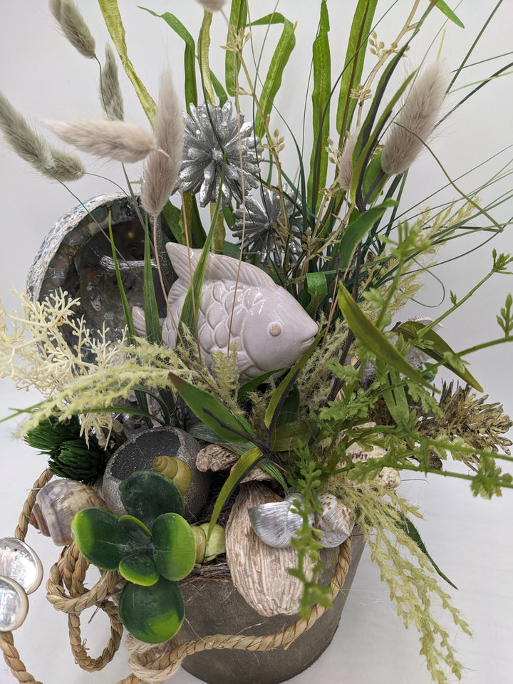Sommergesteck Fisch Gräser Muscheln maritim
