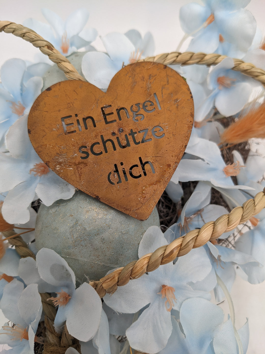Trauergesteck Herz Gräser blau