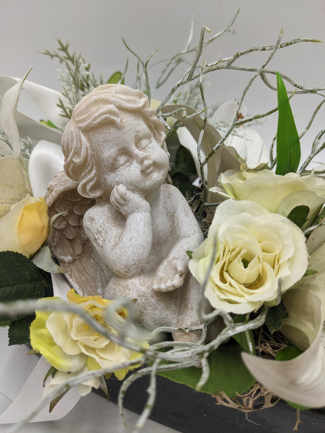 Trauergesteck Herz Engel Lilie Rosen weiss