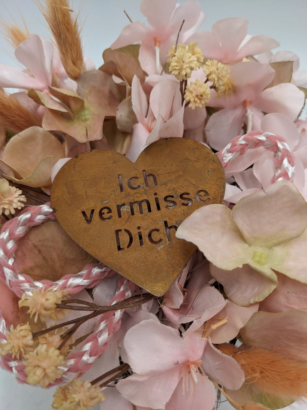Trauergesteck Herz Gräser rosa