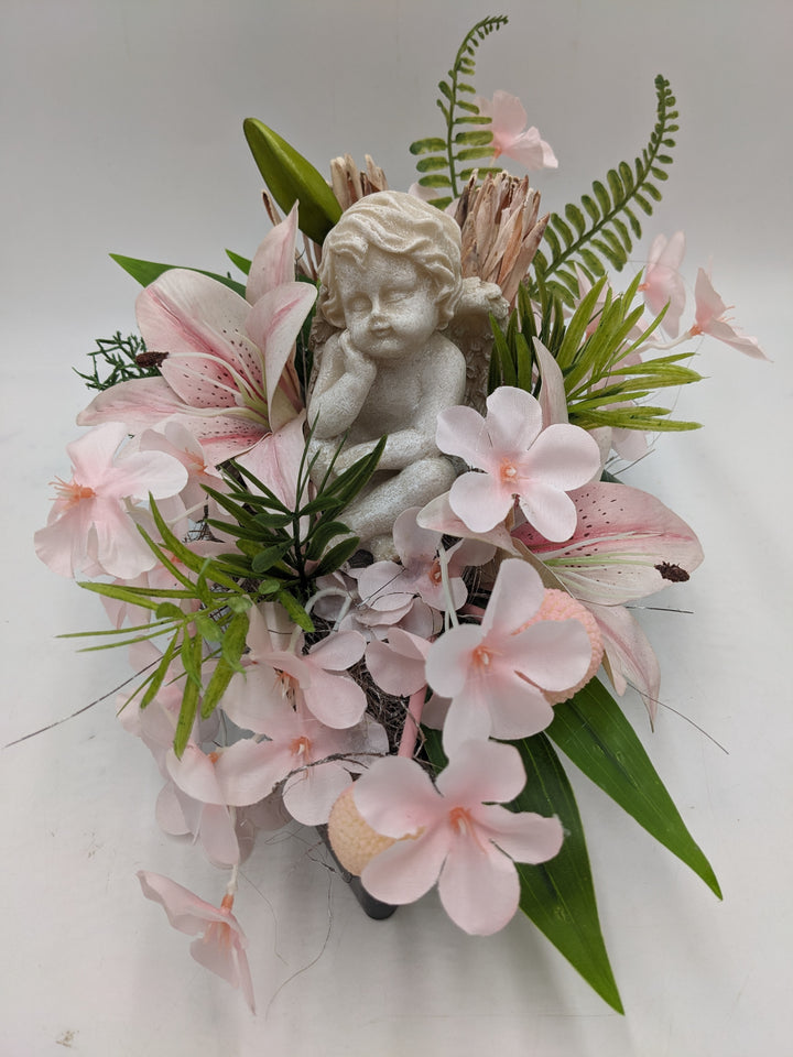 Trauergesteck Engel Herz Lilien rosa