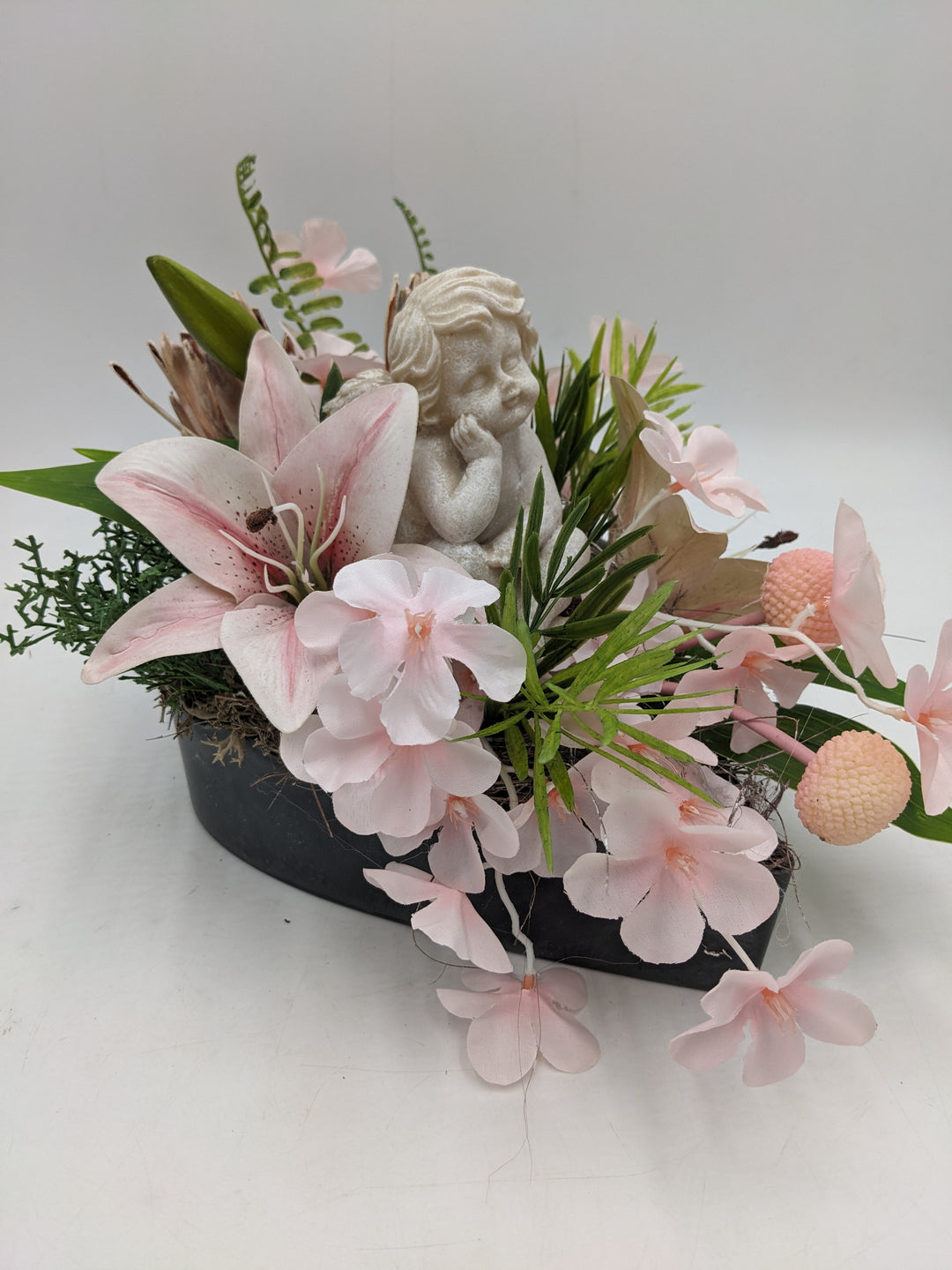 Trauergesteck Engel Herz Lilien rosa