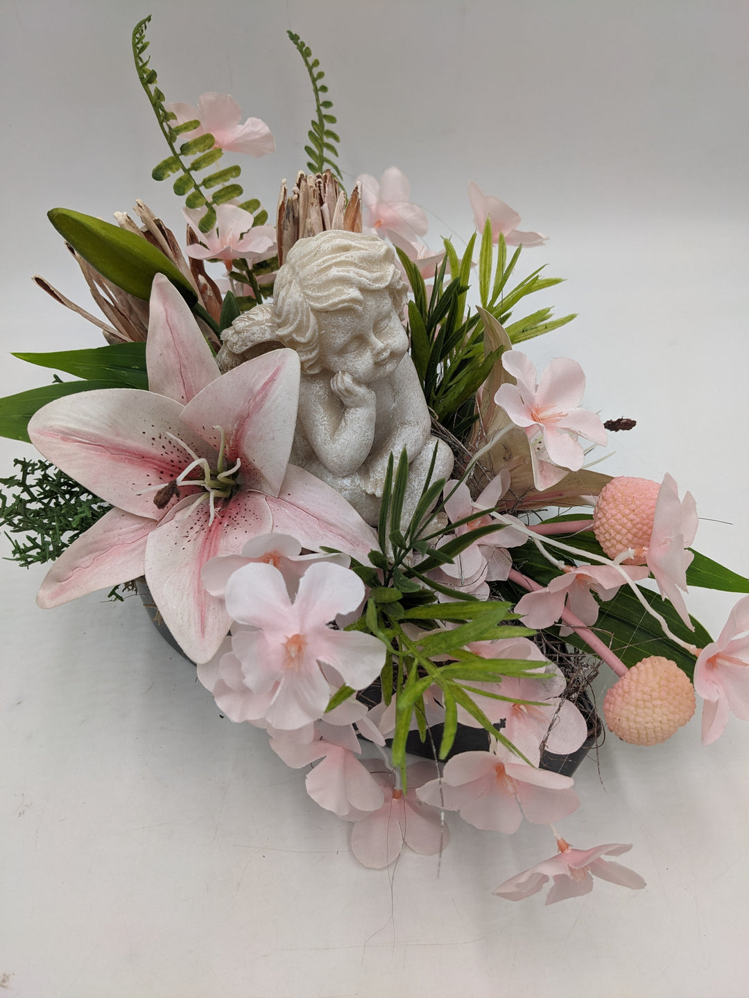 Trauergesteck Engel Herz Lilien rosa