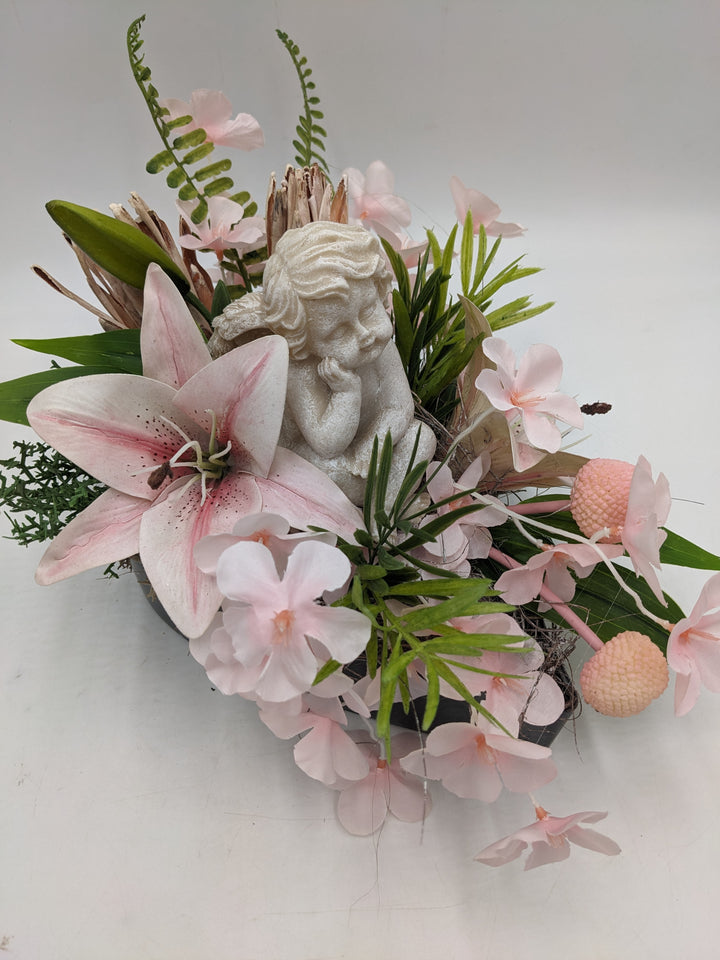 Trauergesteck Engel Herz Lilien rosa