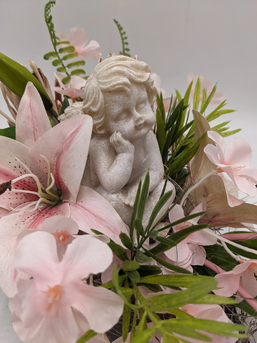 Trauergesteck Engel Herz Lilien rosa