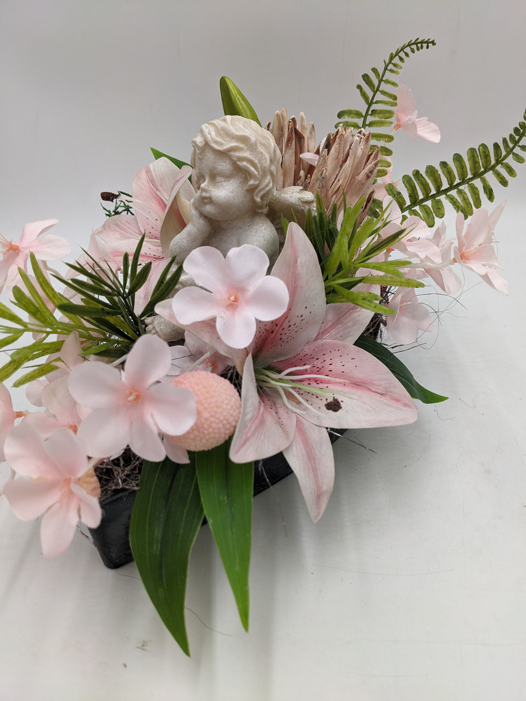 Trauergesteck Engel Herz Lilien rosa