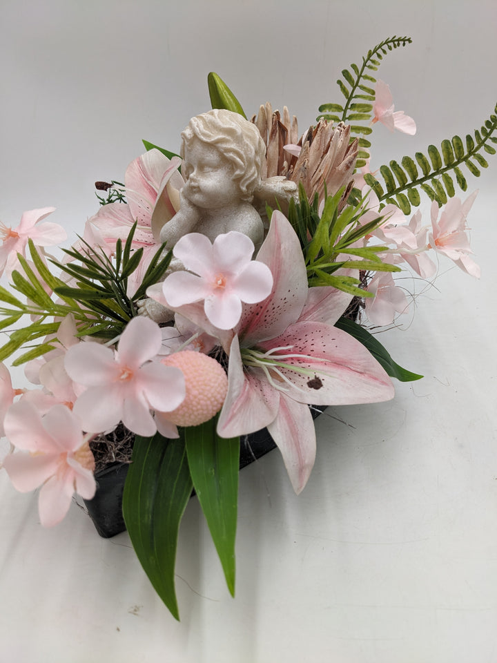 Trauergesteck Engel Herz Lilien rosa