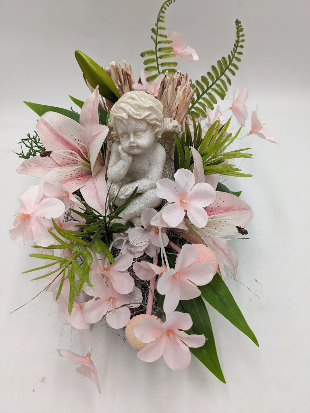 Trauergesteck Engel Herz Lilien rosa