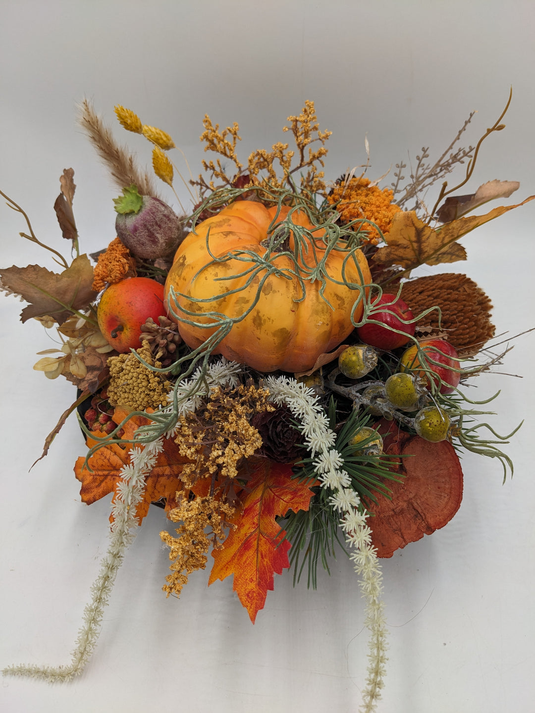 Herbstgesteck Kürbis Äpfel Blätter orange