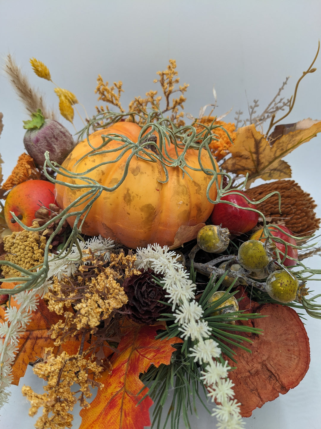 Herbstgesteck Kürbis Äpfel Blätter orange