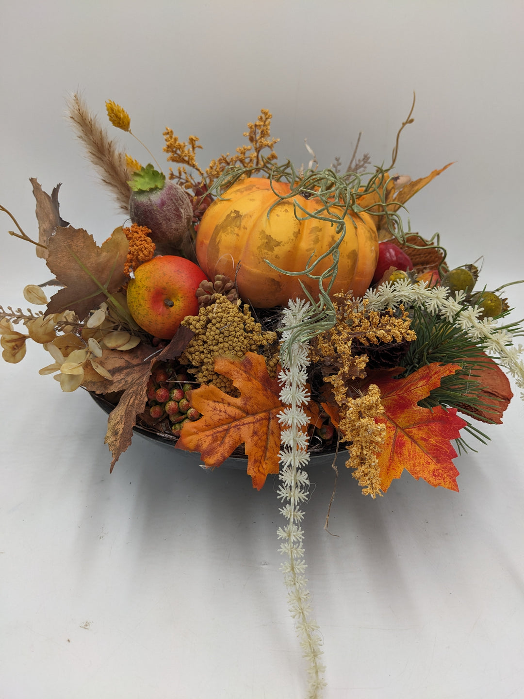 Herbstgesteck Kürbis Äpfel Blätter orange