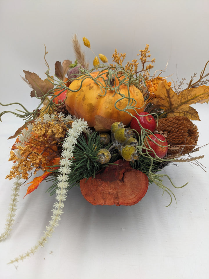 Herbstgesteck Kürbis Äpfel Blätter orange