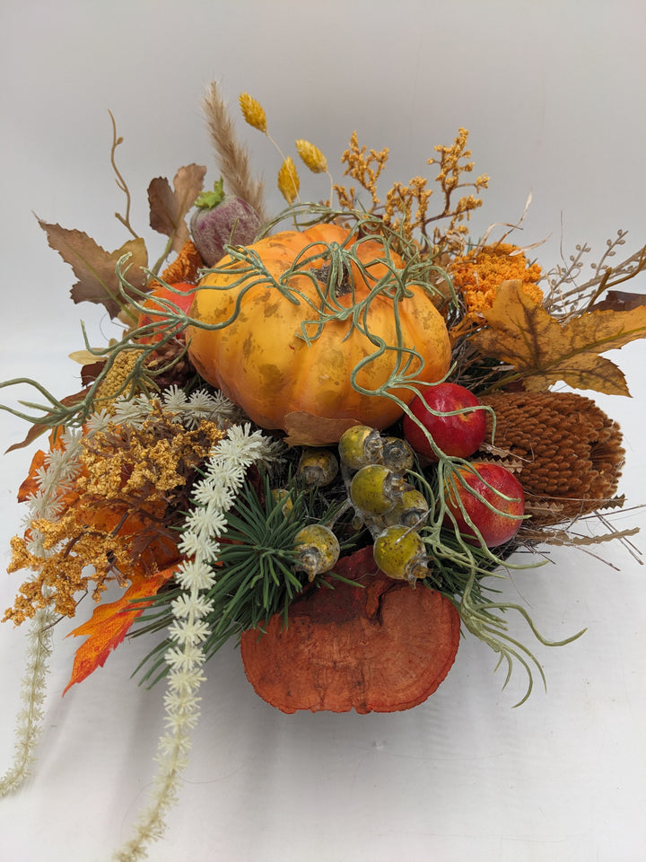 Herbstgesteck Kürbis Äpfel Blätter orange