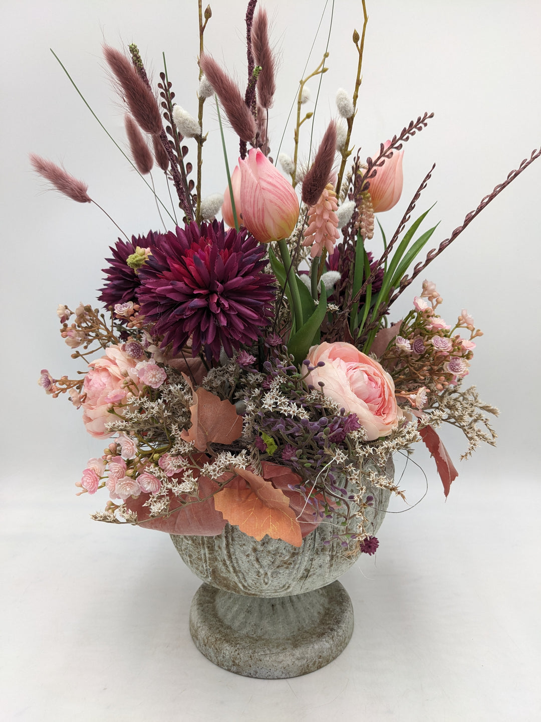 Sommergesteck Tulpen Muscari Ranunkel rosa lila