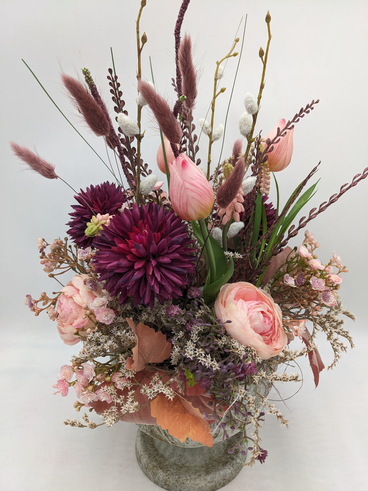 Sommergesteck Tulpen Muscari Ranunkel rosa lila