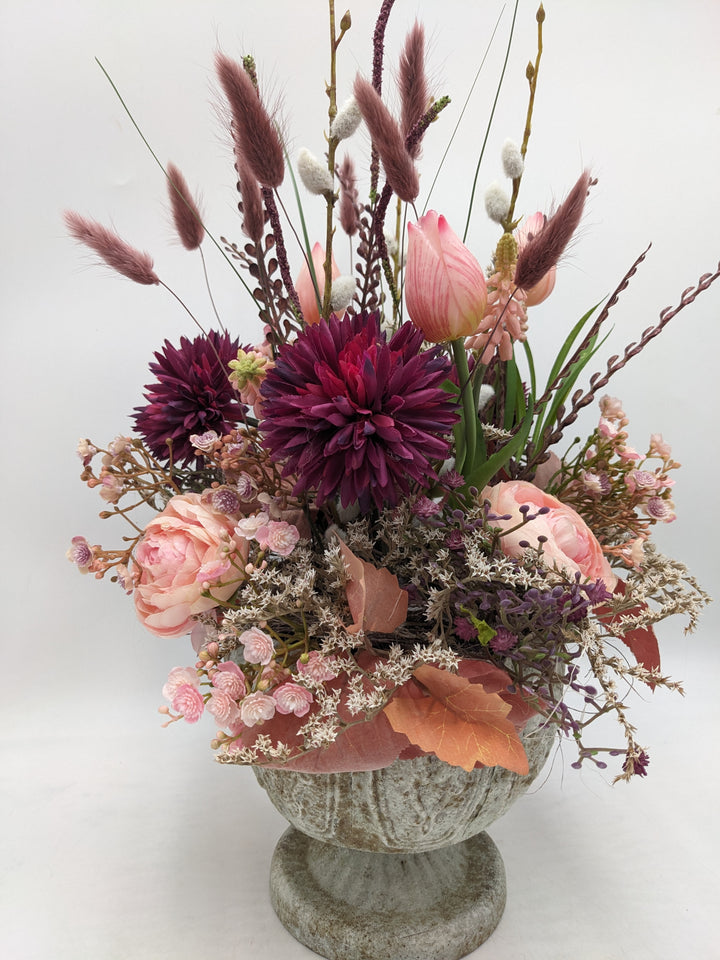 Sommergesteck Tulpen Muscari Ranunkel rosa lila