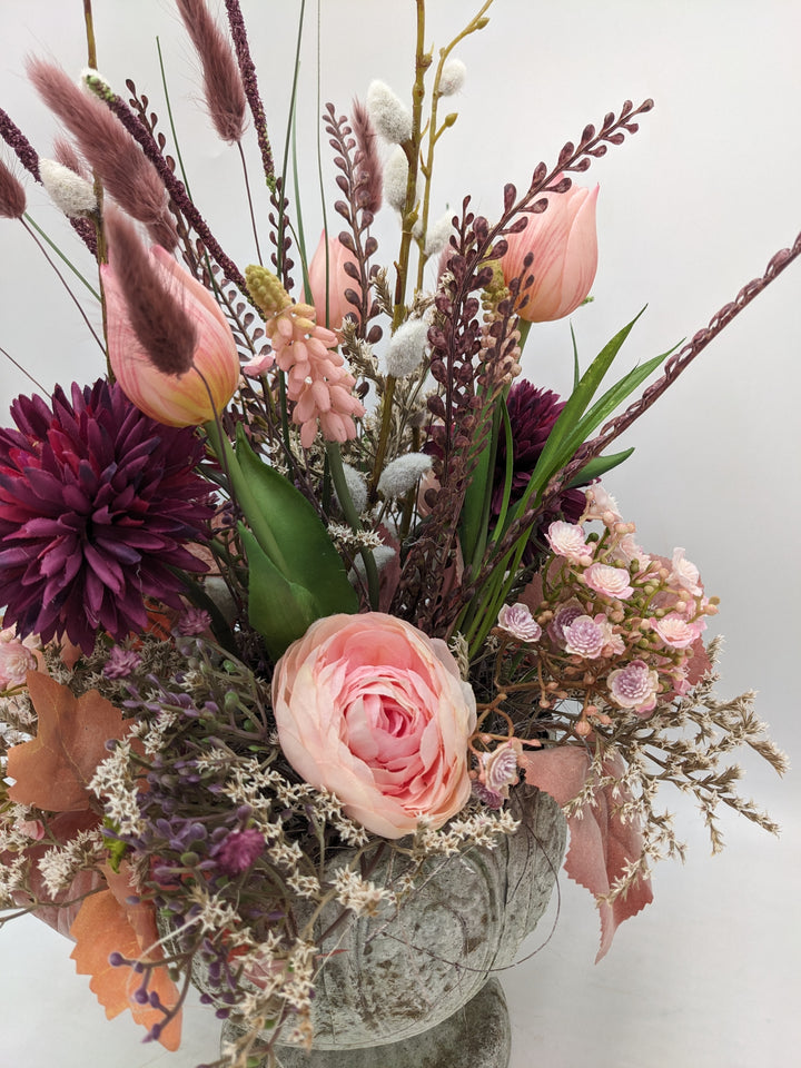 Sommergesteck Tulpen Muscari Ranunkel rosa lila
