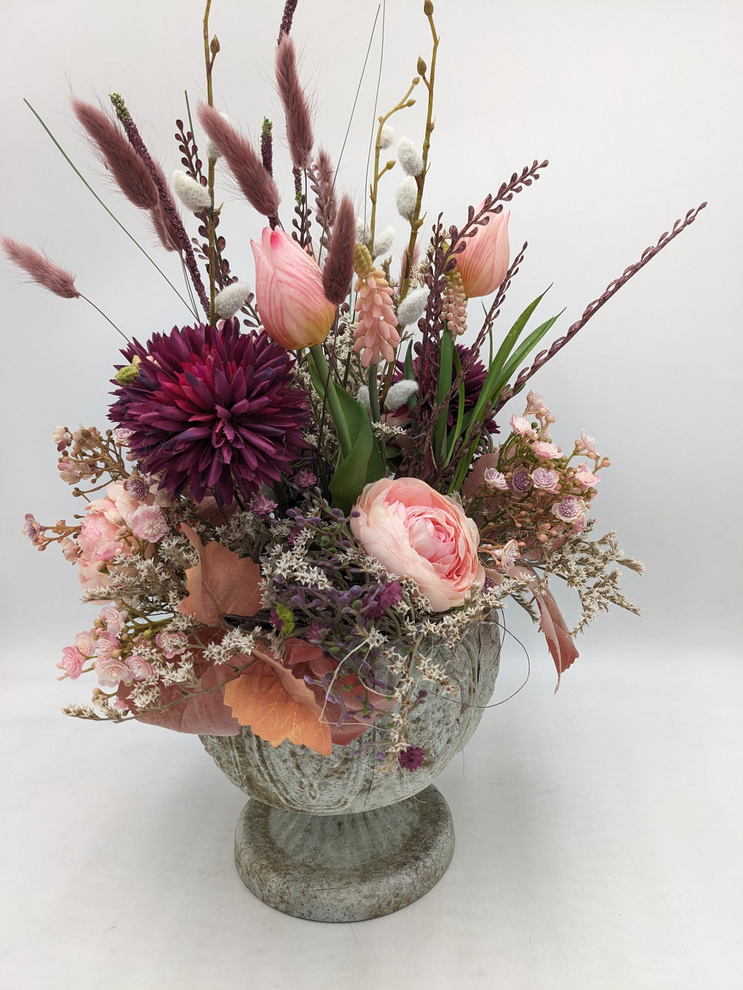 Sommergesteck Tulpen Muscari Ranunkel rosa lila