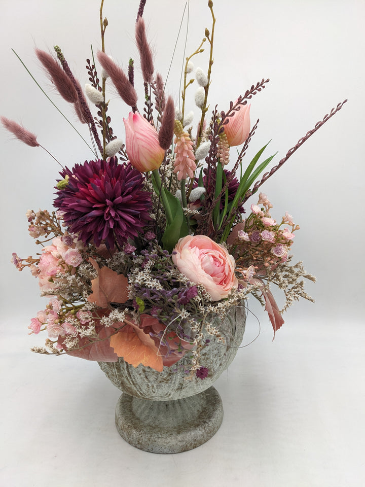 Sommergesteck Tulpen Muscari Ranunkel rosa lila