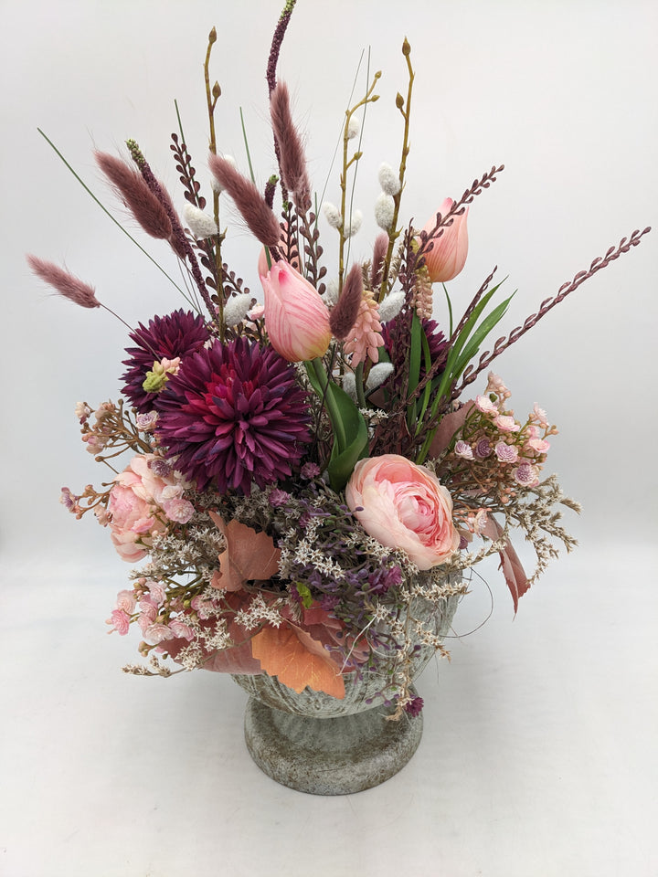 Sommergesteck Tulpen Muscari Ranunkel rosa lila