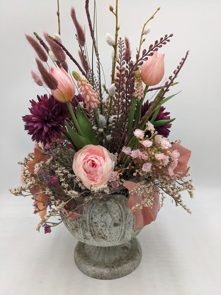 Sommergesteck Tulpen Muscari Ranunkel rosa lila