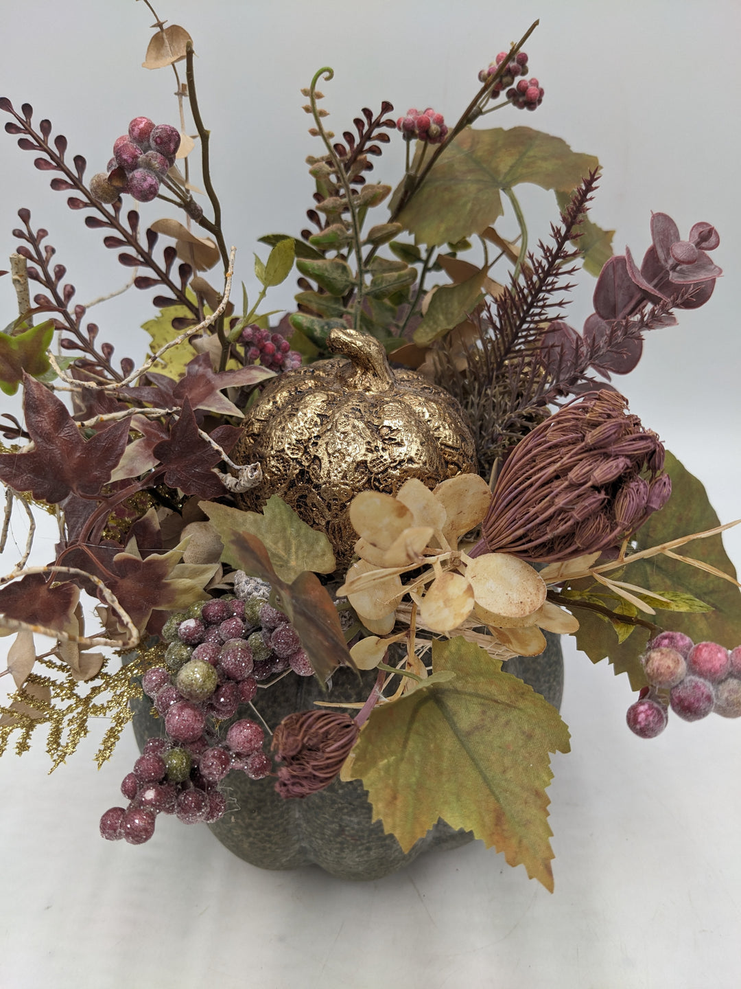 Herbstgesteck Kürbis Beeren Brombeer gold
