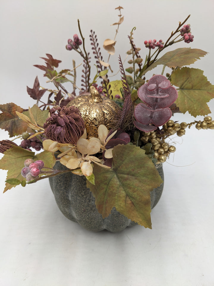 Herbstgesteck Kürbis Beeren Brombeer gold