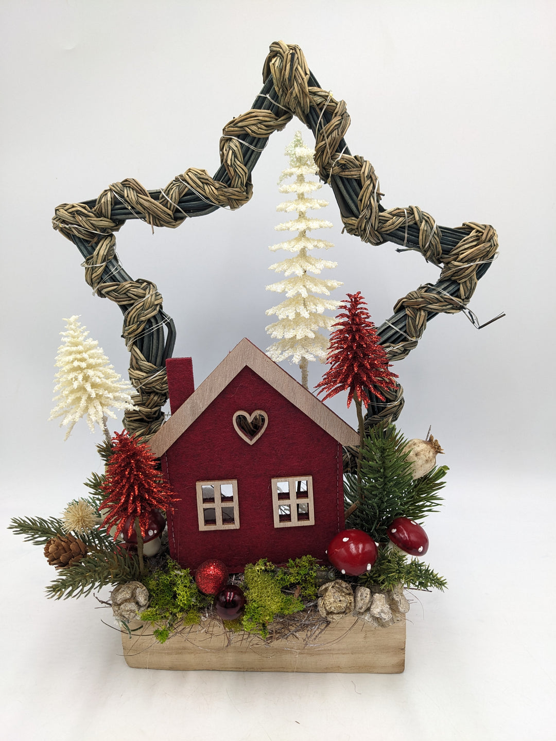 Wintergesteck Weihnachtsgesteck LED Stern Haus Tannen Pilze