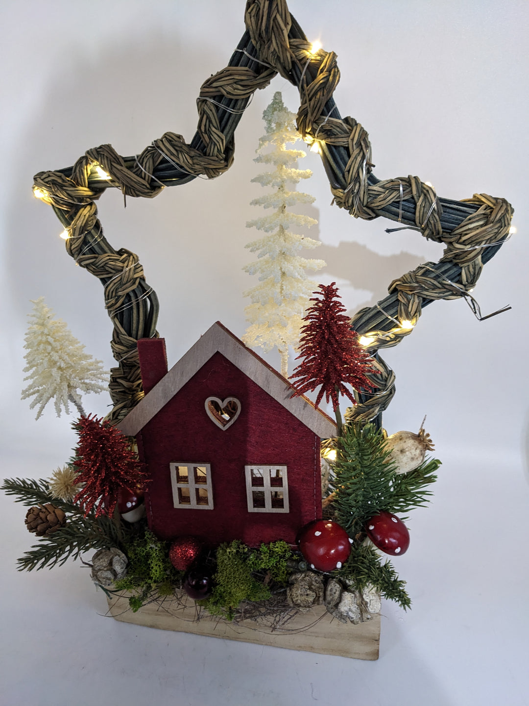 Wintergesteck Weihnachtsgesteck LED Stern Haus Tannen Pilze