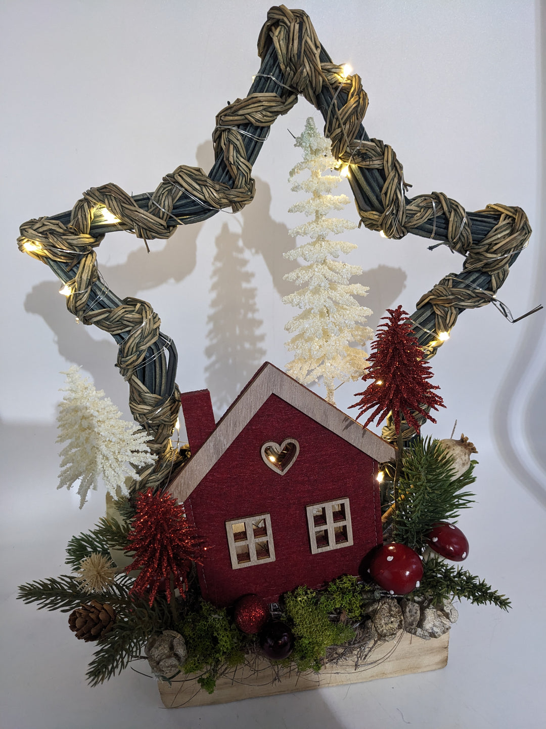 Wintergesteck Weihnachtsgesteck LED Stern Haus Tannen Pilze