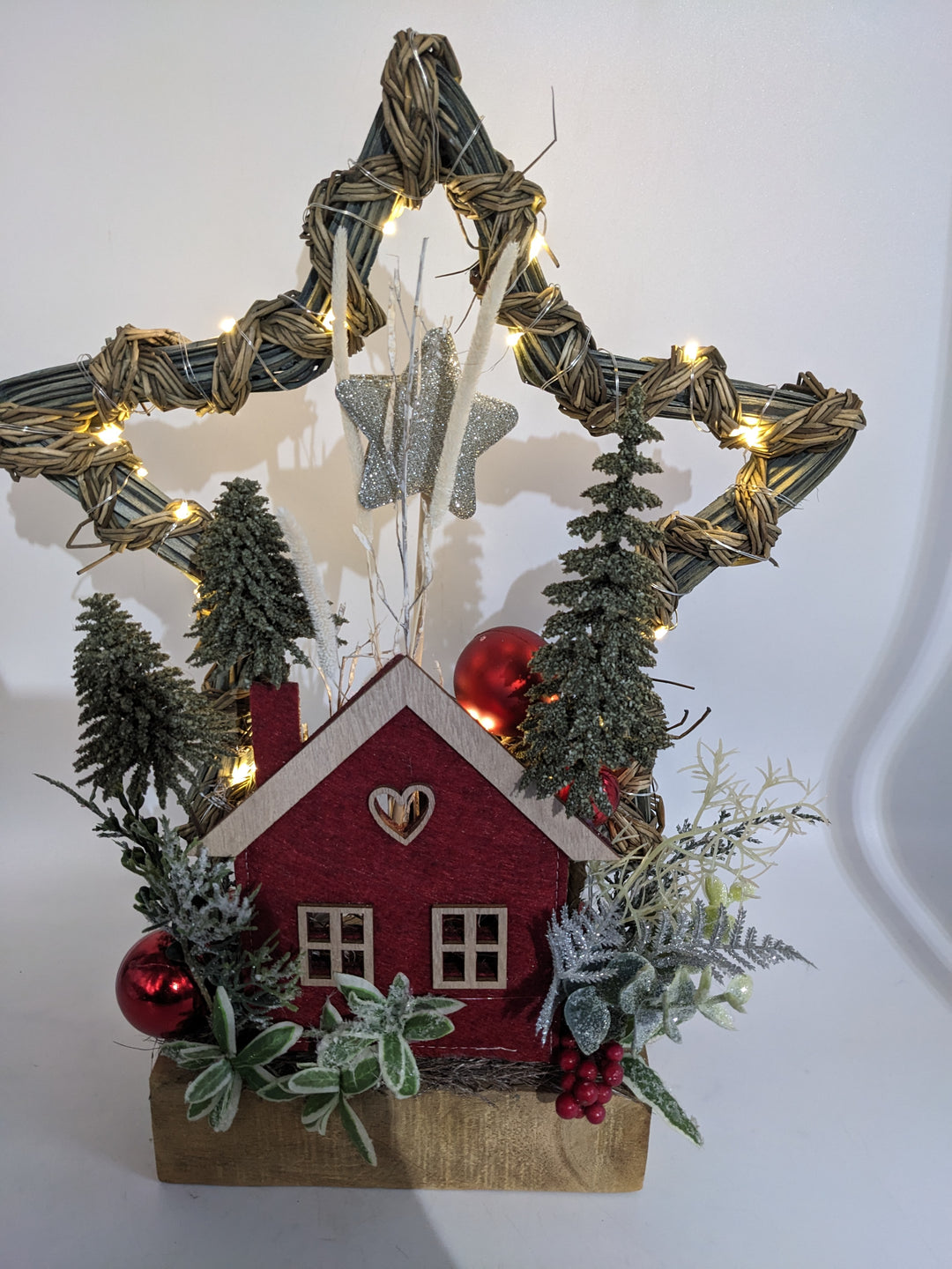 Wintergesteck Weihnachtsgesteck LED Stern Haus Tannen silber