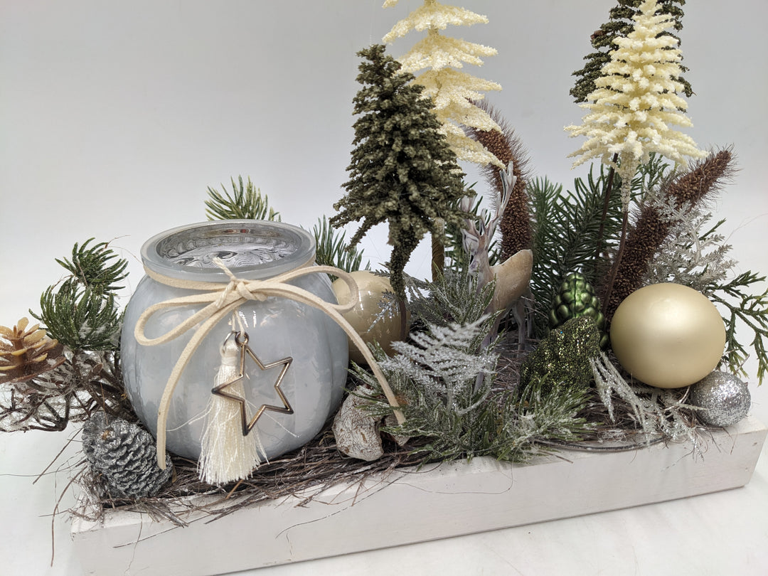 Wintergesteck Weihnachtsgesteck Teelicht Hirsch Bäume Zapfen